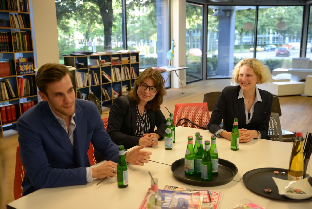 Die Volontäre tauschen sich eifrig mit den Referenten - Jonathan Glick, Korrespondentin Polina Garaev und Sybil Schmücker - aus.