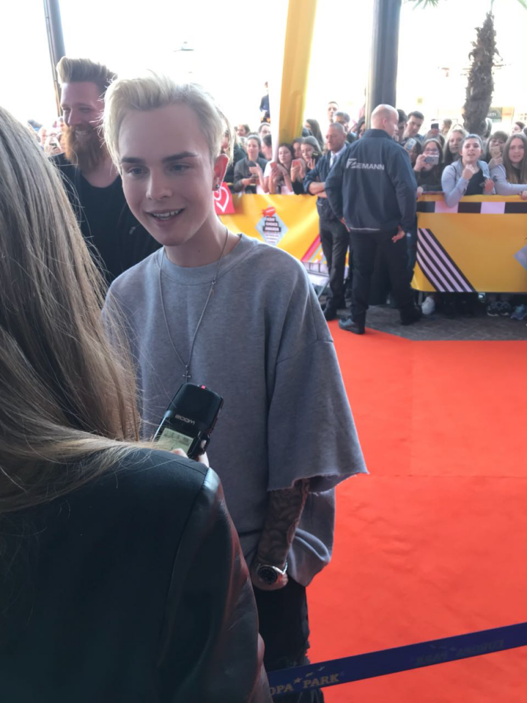 Corinna interviewt Mike Singer bei den Kids's Choice Awards.