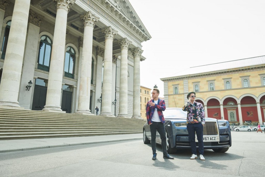 Very British: Max (links) posiert vor einem Rolls RoyceVery British: Max (links) posiert vor einem Rolls Royce