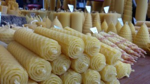 Offenburger Weihnachtsmarkt: Gerollte Bienenwachskerzen