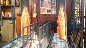 Offenburger Weihnachtsmarkt: Flammlachs nach finnischer Tradition